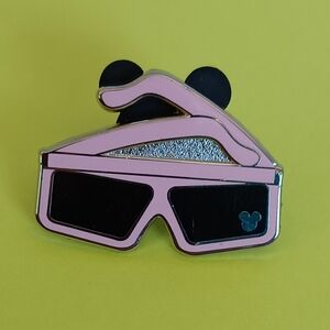 2011 DISNEY PARKS PIN TRADING HIDDEN MICKEY 5 OF 5 PINK 3-D MUPPET GLASSES